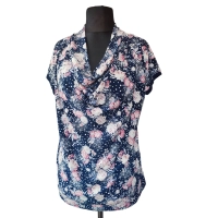 Bluzka z lejącym dekoltem typu woda - różowe kwiatuszki i białe groszki